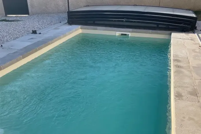 Piscine coque avec abris